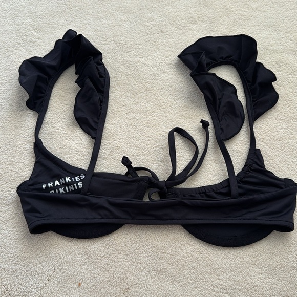 XS bikini top. Black with flutter shoulder straps and underwire. Never worn. - Picture 3 of 4